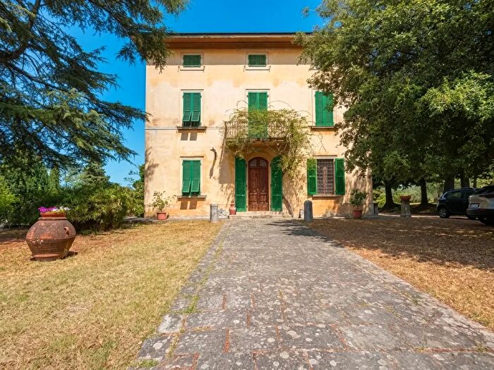 Casa con 8 locali in vendita in Terricciola