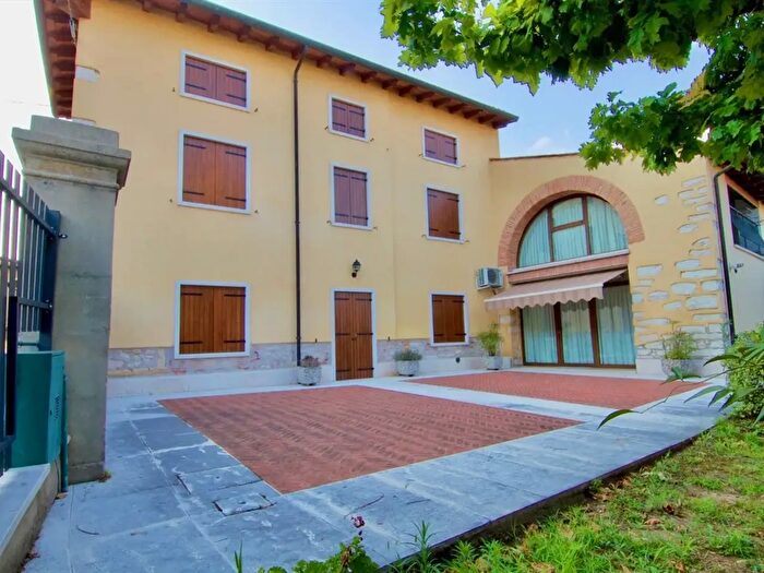 Casa con 12 locali in vendita in Soave