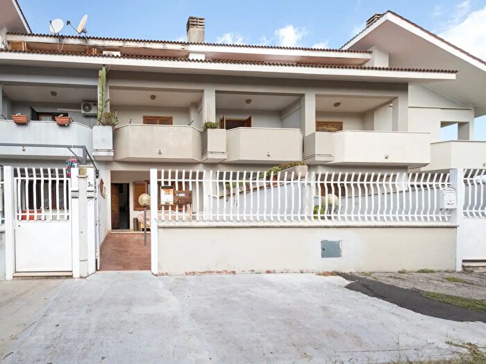 Casa con 5 locali in vendita in Via Signa c, Pomezia