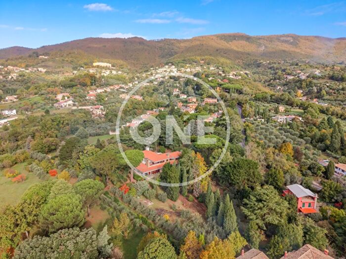 Casa con 10 locali in vendita in Via di Colle Petrone, Velletri