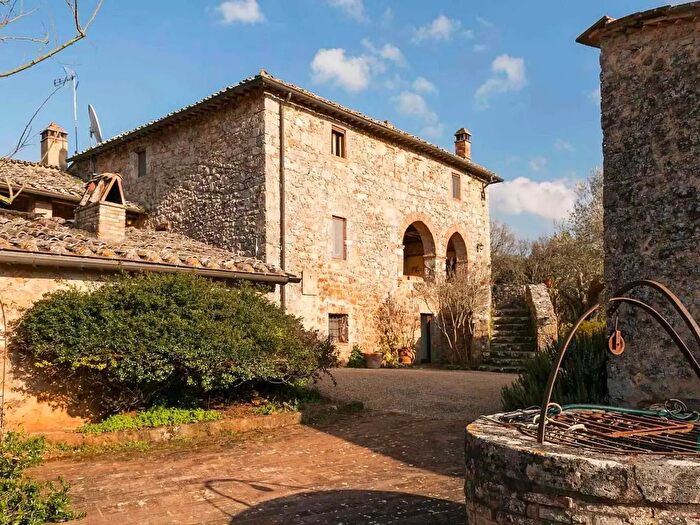 Casa con 10 locali in vendita in Sovicille