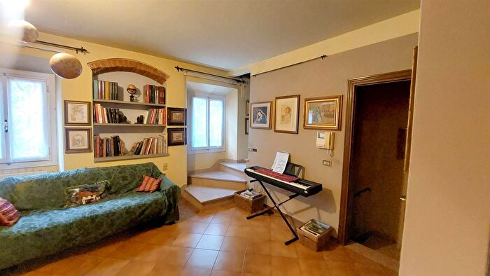 Casa con 5 locali in vendita in Prato