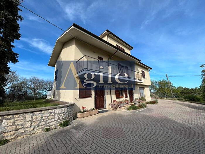 Casa con 12 locali in vendita in Contrada Tesino, Offida