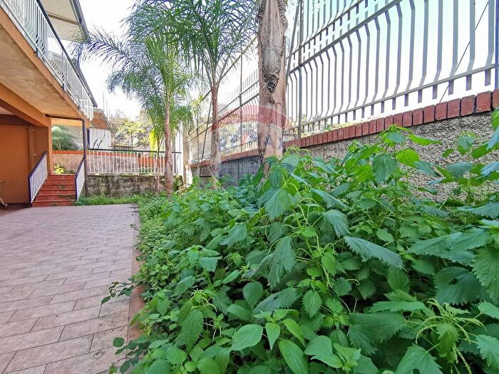 Casa con 8 locali in vendita in Via Livenza, Catania