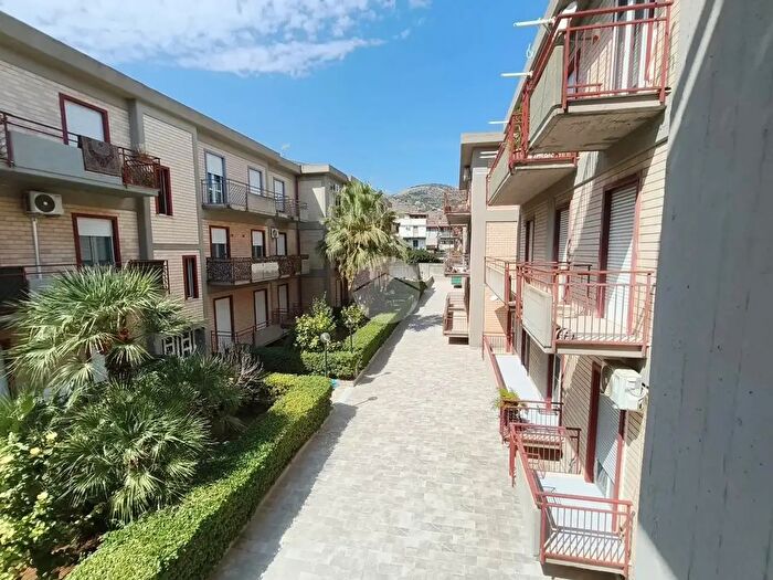 Appartamento quadrilocale in vendita in Via Cruillas, Palermo
