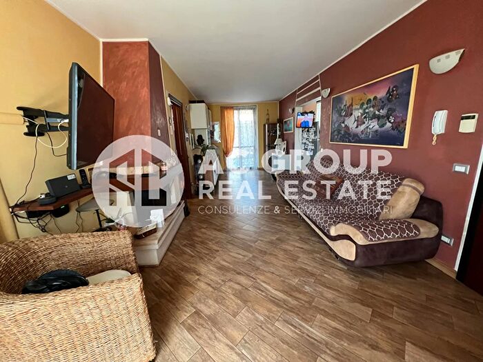 Casa trilocale in vendita in Via Adamello, Caronno Pertusella