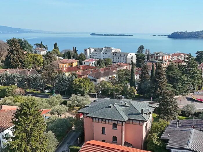 Appartamento con 6 locali in vendita in Via delle Palme, Salo