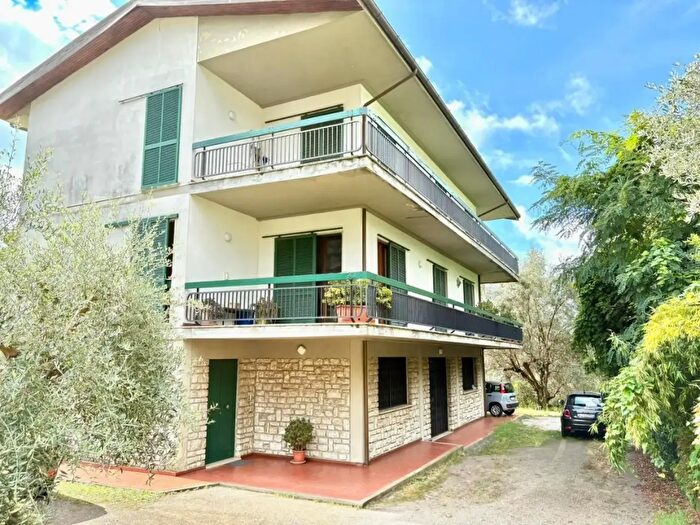 Casa con 5 locali in vendita in Massa