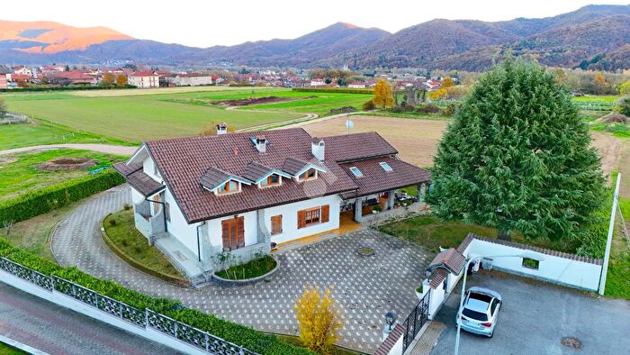 Casa con 11 locali in vendita in Via Genolino, Giaveno