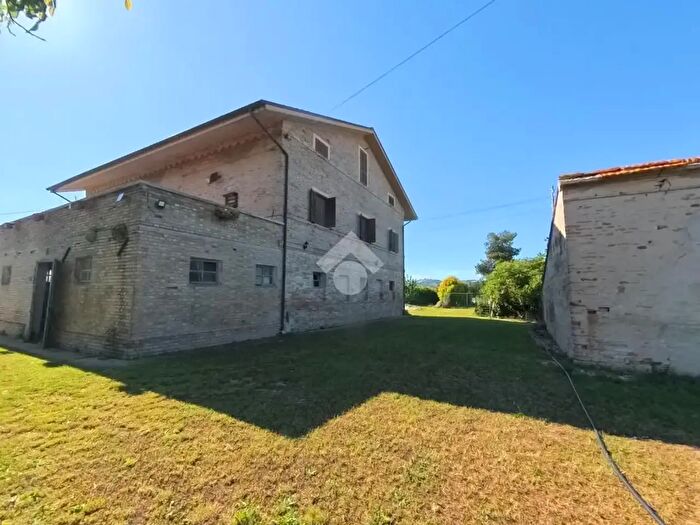 Casa con 10 locali in vendita in Contrada Piane di Chienti, Civitanova Marche