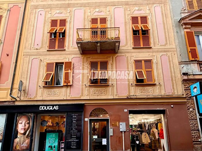 Appartamento quadrilocale in vendita in Via Sestri, Genova