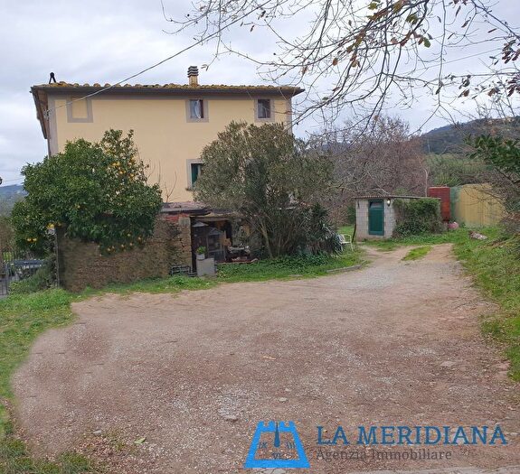 Casa con 15 locali in vendita in Lamporecchio