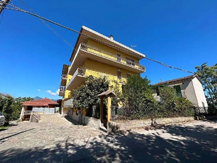 Appartamento trilocale in vendita in Via Vardaro, San Leucio Del Sannio