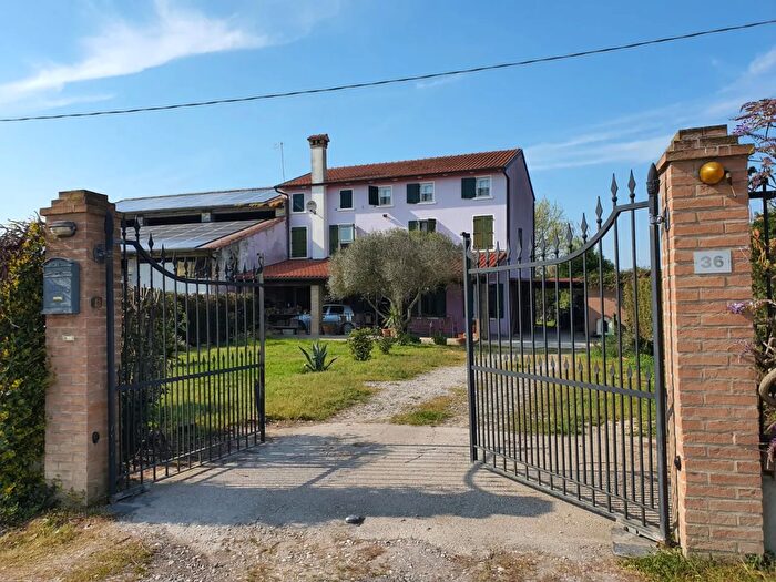 Casa con 8 locali in vendita in Cavarzere