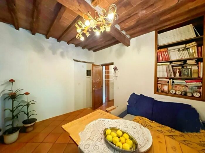 Casa con 6 locali in vendita in Seravezza