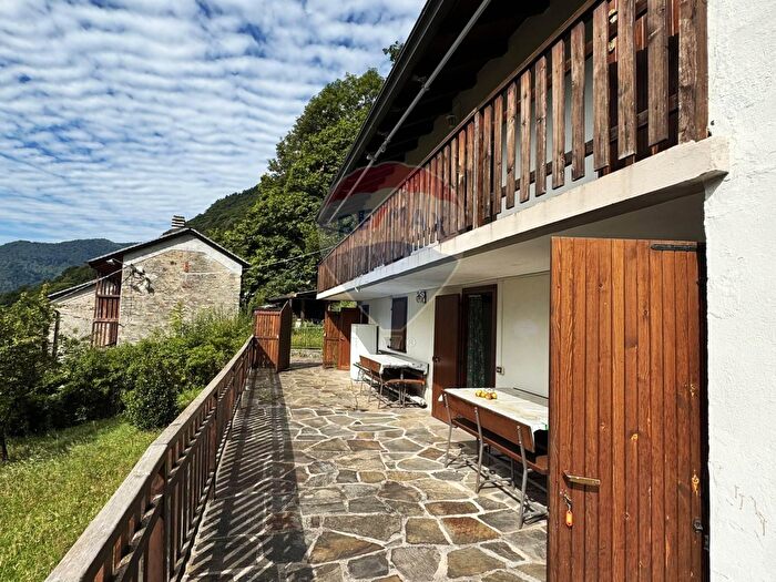 Casa in vendita in Via Borgonuovo, Cossogno