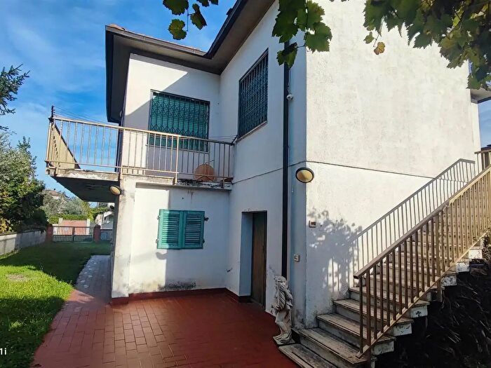 Appartamento con 5 locali in vendita in Via Arezzo, Cecina