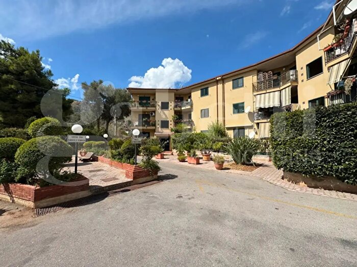 Appartamento con 5 locali in vendita in Via San Lorenzo, Palermo