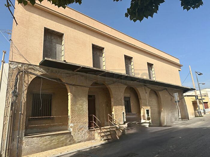 Casa con 12 locali in vendita in Campobello Di Mazara