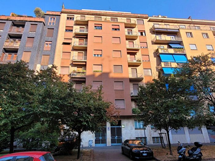 Appartamento quadrilocale in affitto in Viale Emilio Caldara, Porta Romana Medaglie dOro, Milano