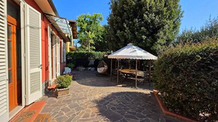 Casa quadrilocale in vendita in Pescia