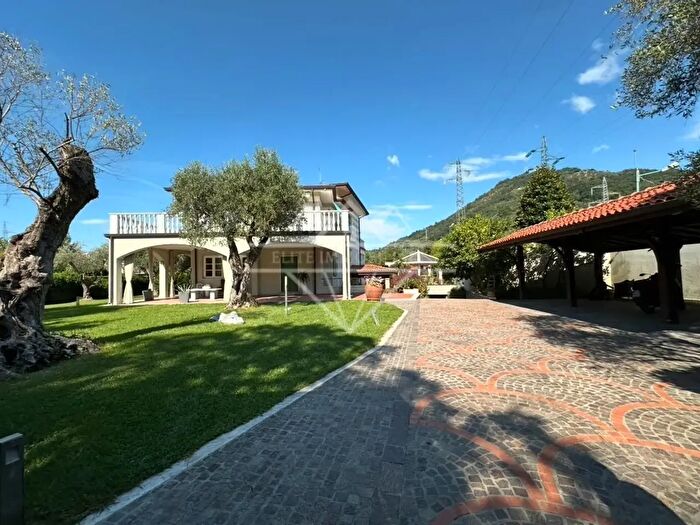 Casa con 11 locali in vendita in Carrara