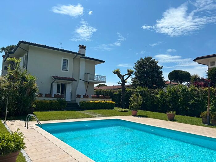 Casa con 12 locali in vendita in Forte Dei Marmi
