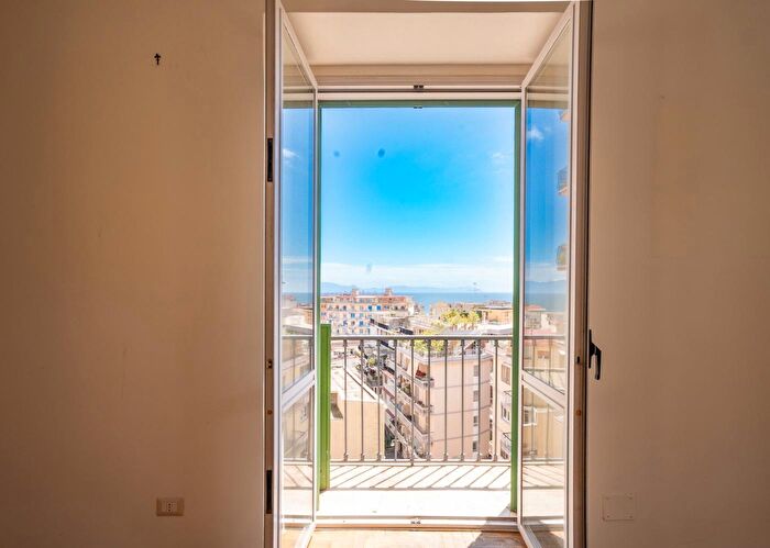 Appartamento con 5 locali in vendita in Via Andrea dIsernia d, Napoli