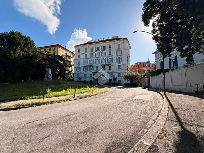 Appartamento con 5 locali in vendita in Corso Carbonara, Genova