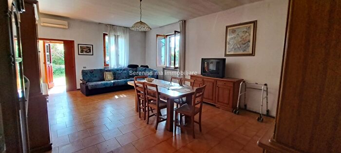 Casa con 8 locali in vendita in Montelabbate