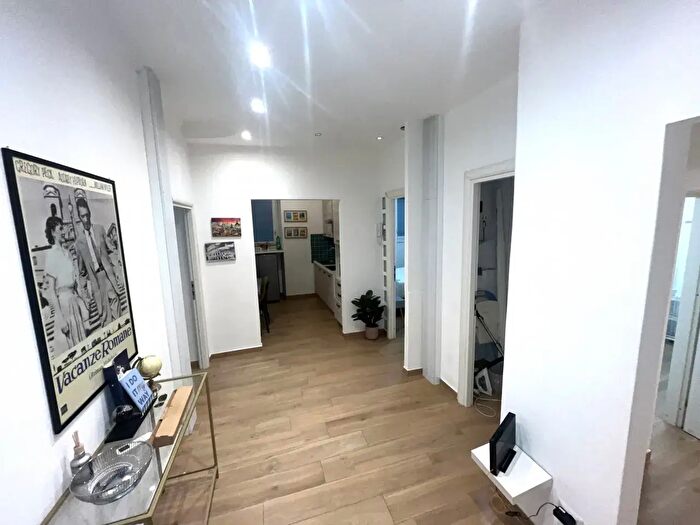 Appartamento trilocale in affitto in Via Marziale, Roma
