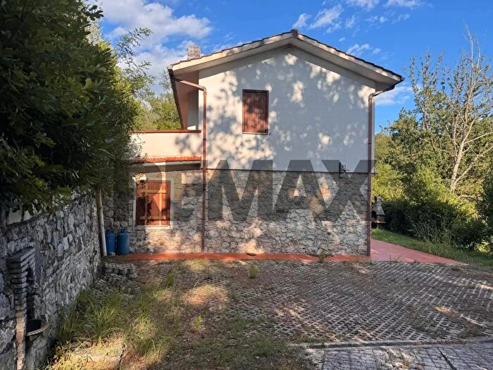 Casa con 7 locali in vendita in Cervaro