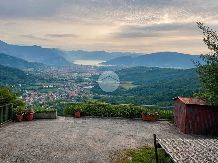 Appartamento con 7 locali in vendita in Casa Indipendente Via Chiesa, Gandosso