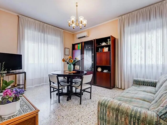 Appartamento trilocale in vendita in Via Monte Cervialto, Roma