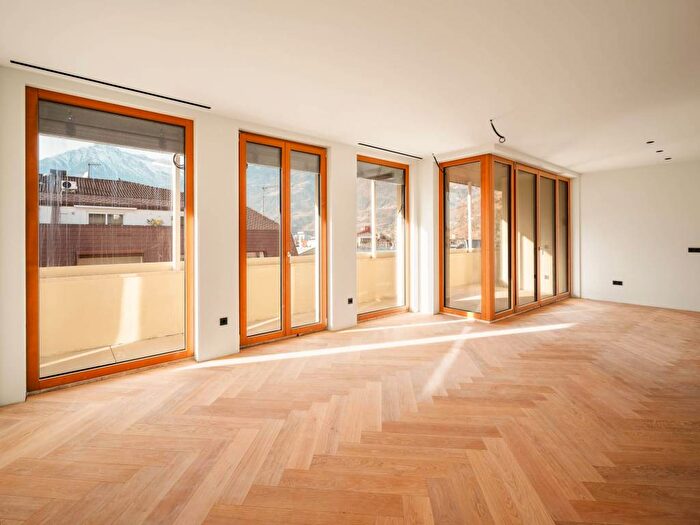 Appartamento trilocale in affitto in Via Cassa di Risparmio, Centro, Merano