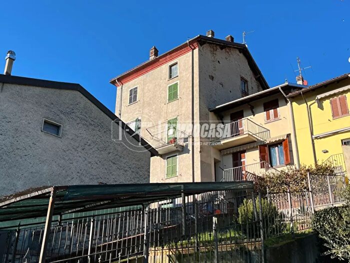 Casa con 6 locali in vendita in Strada Goito, Trisobbio