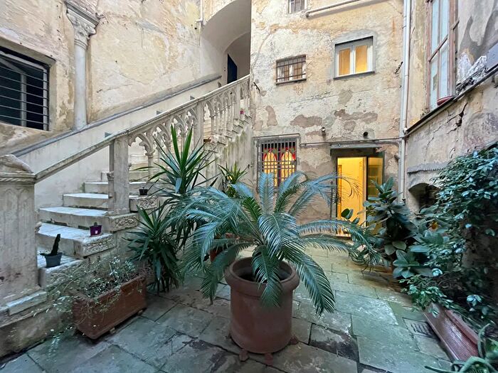 Appartamento quadrilocale in vendita in Vico delle Mele r, Genova