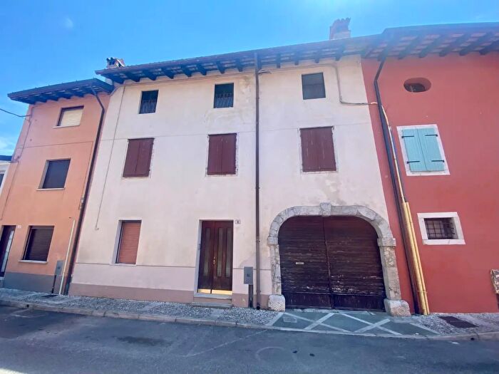 Casa con 5 locali in vendita in Medea