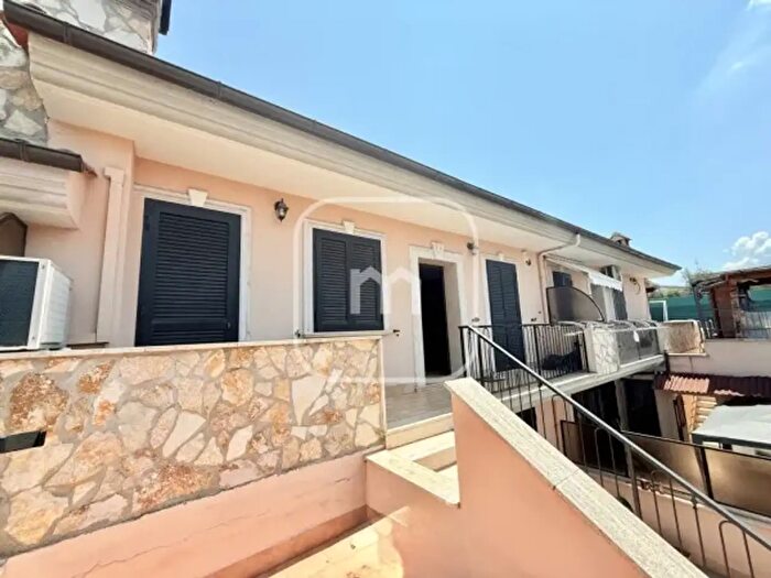 Casa quadrilocale in vendita in Via Tollo, Roma