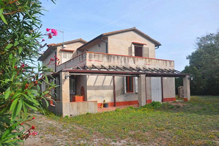 Casa con 8 locali in vendita in Suvereto