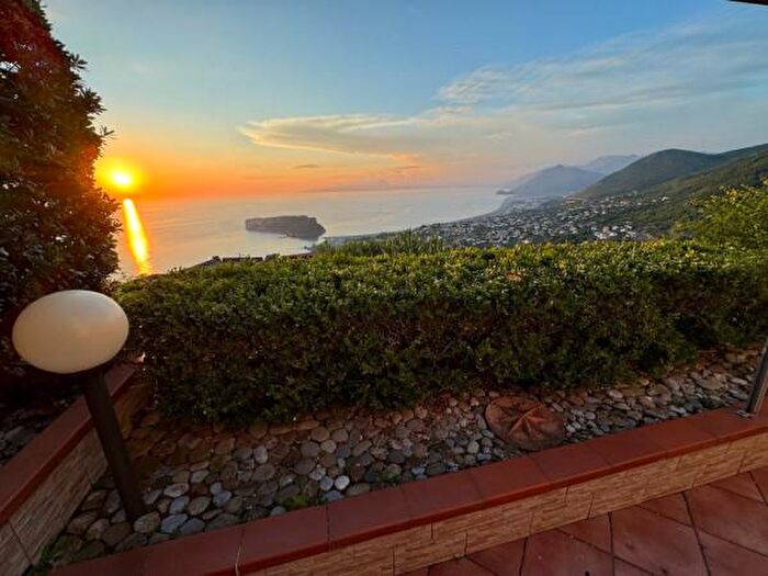 Casa con 5 locali in vendita in Villaggio del Bridge, San Nicola Arcella