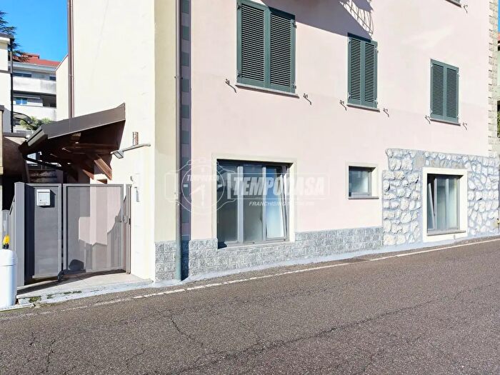 Appartamento trilocale in vendita in Via Giuseppe Longhi, Cantu