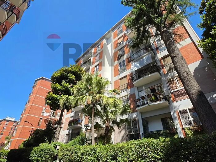 Appartamento con 5 locali in vendita in Napoli