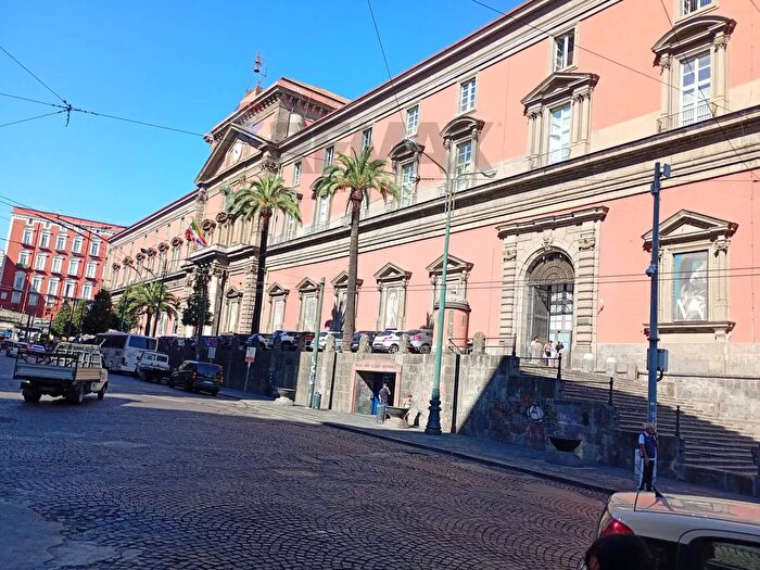 Appartamento quadrilocale in vendita in Piazza Conte Camillo Benso di Cavour, Napoli