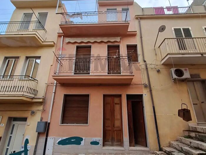 Casa con 8 locali in vendita in Via Messina, Comiso