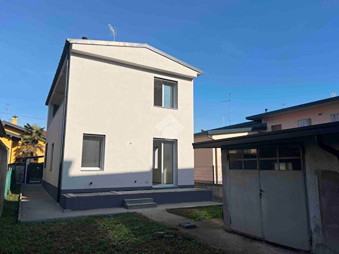 Casa quadrilocale in vendita in Piazza Locatelli, Caravaggio