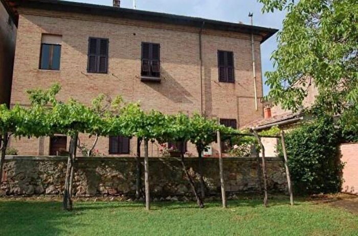 Casa con 6 locali in vendita in Via Romana, Montalcino
