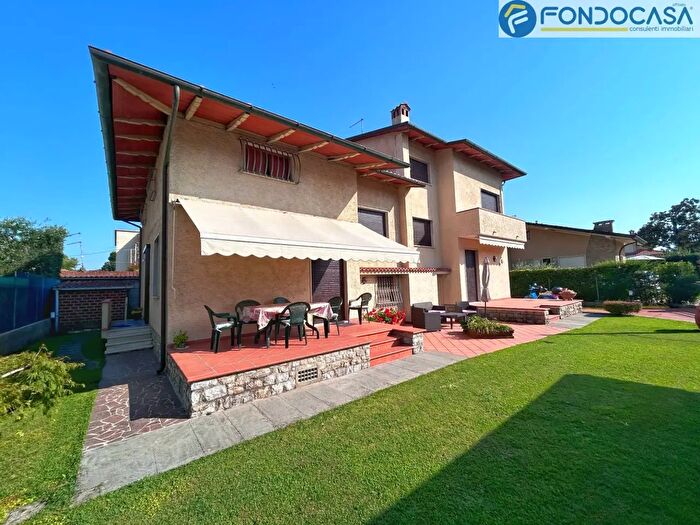 Casa con 11 locali in vendita in Via Eritrea, Pietrasanta