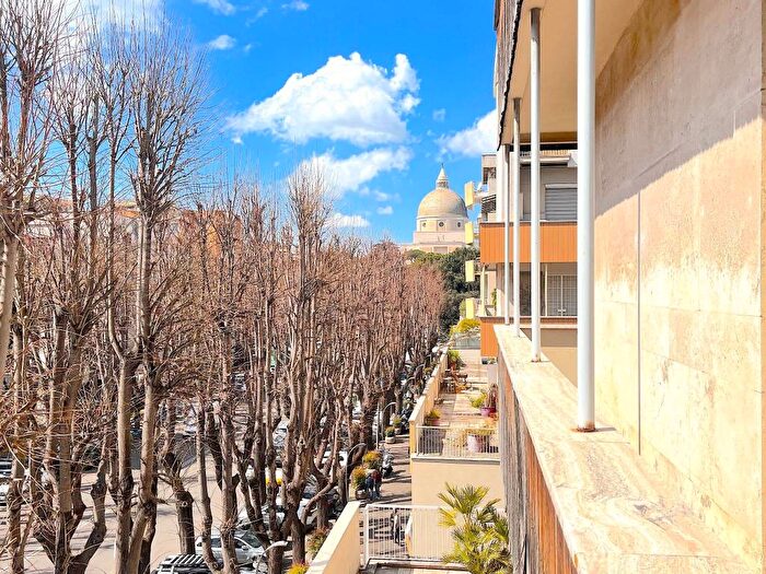 Appartamento con 5 locali in affitto in Via della Fisica, Eur, Roma