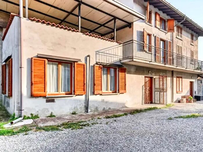 Casa quadrilocale in vendita in Via per Gattedo, Carugo